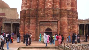 Kutub Minar 'a akın eden Gezginler, Delhis Iconic Landmark. Yüksek kalite 4k görüntü