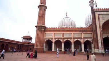 Canlı ve Devotion: Jama Mescid 'in Yakınındaki Kalabalık. Yüksek kalite 4k görüntü