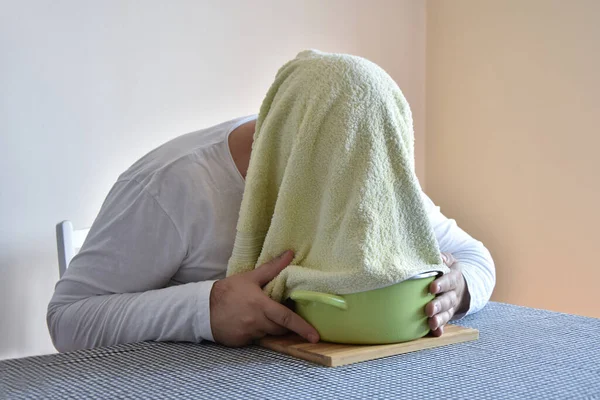 Buhar soluması, soğuk ve tıkalı burun semptomlarını gideren ev yapımı ilaç.