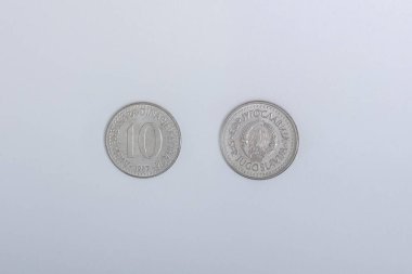 Eski Yugoslavya yapımı 10 dinar madeni para, ön ve arka