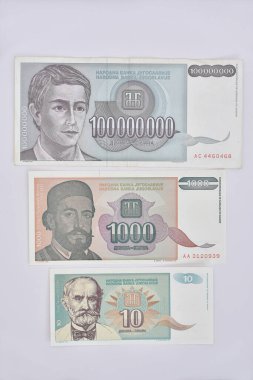 1990 'lardaki enflasyondan kalan dolaştırılmamış Yugoslav dinar banknotları