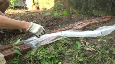 Bahçede ot öldürücü