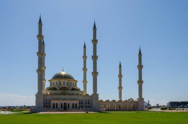 Adadaki en büyük cami olan Kıbrıs 'taki Suat Günsel Camii' nin yüksek çözünürlüklü fotoğrafı. Resim, camilerin zarif kubbeleri, minareleri ve mimari ayrıntılarını doğal gün ışığı altında vurguluyor..