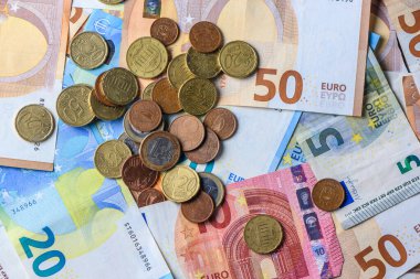 Avrupa para, ekonomi ve finans sembolü olarak kullanılan farklı banknotlar ve paralar.