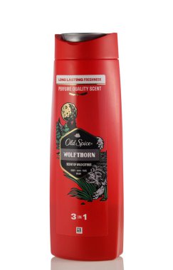 Gaziveren, Kıbrıs 09.07.2025 Şişe Old Spice Wolfthorn Erkekler için 3 'te 1 duş jeli ve şampuan, 400 ml, beyaz arka planda reklam ve ürün tasarımı için izole edilmiş.