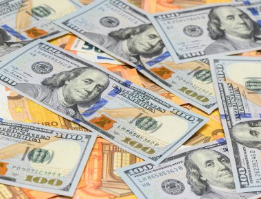 Dağınık 100 ABD doları banknotları ve 50 avroluk banknotlar finans, bankacılık, iş ve yatırım temaları için para arkaplanı oluşturan yakın plan (35): para arkaplanı, ABD doları, avro banknotları, 100 milyar dolar