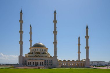 Kuzey Kıbrıs 'taki Suat Günsel Camii manzarası, modern İslami mimarisi, minareleri ve kültürel önemini gözler önüne seriyor.