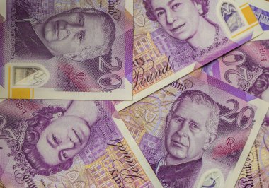 Kral III. Charles ve Kraliçe 2. Elizabeth 'in portreleriyle birlikte 20 pound' luk İngiliz banknotlarının Macro çekimi, İngiltere para birimindeki değişimi temsil ediyor..