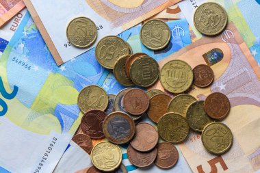 Avro banknotları ve sikkelerin farklı mezhepler, mali ve iş konseptine yakın plan.