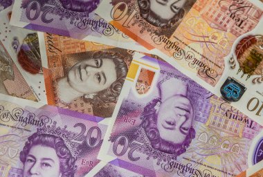 Kraliçe 2. Elizabeth 'in portresi, İngiltere para ve finans geçmişinin makro ayrıntıları içeren 20 sterlinlik İngiliz banknotlarını kapatın..