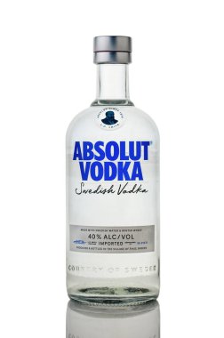Gaziveren, Kıbrıs 09.08.2025 Absolut Votka 0.75 litre cam şişe beyaz zemin üzerinde izole edilmiş, ikonik İsveç primi damıtılmış ruh, klasik ürün çekimi.