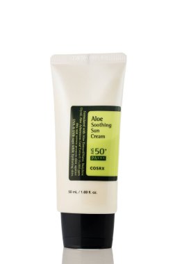 Gaziveren, Kıbrıs Rum Kesimi 09.12.2025 COSRX Aloe Sakinleştirici Güneş Kremi SPF50 'ye yakın çekim. Deriyi ultraviyole ışınlardan korur, aloe ile sakinleştirir, günlük cilt bakımına ve güneş korumasına uygundur..