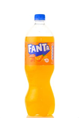 Gaziveren, Kıbrıs Rum Kesimi 09.16.2025 Fanta portakallı limonatasını saf beyaz arka planda izole edilmiş plastik bir şişeye koydu. Stüdyo çekimi, ferahlatıcı karbonatlı içecek, reklam ve yemek fotoğrafçılığı için mükemmel..