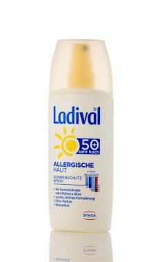 Gaziveren, Kıbrıs Rum Kesimi 09.08.2025 Ladival SPF alerjik cilt için 50 güneş kremi, parfümsüz, UVA ve UVB ışınlarına karşı yüksek koruma sağlayan, beyaz arka planda cilt bakımı ve güneş koruma kavramları için izole edilmiş.