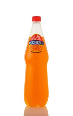 Gaziveren, Kıbrıs 09.08.2025 Uludağ Portakal portakallı meşrubat beyaz zemin üzerinde izole edilmiş 1 litre plastik şişede karbonatlı meşrubat.
