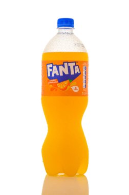 Gaziveren, Kıbrıs Rum Kesimi 09.16.2025, beyaz zemin üzerinde izole edilmiş su damlacıklarıyla kaplı plastik bir şişede soğutulmuş Fanta portakal limonatasını tazeliyor. Stüdyo ürün çekimi, reklam ve içecek fotoğrafçılığı için mükemmel..