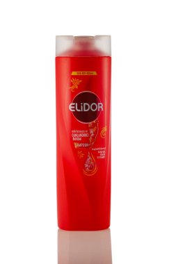 Gaziveren, Kıbrıs 09.12.2025. Elidor saç şampuanı yakın plan, beyaz arka planda 400 ml. Günlük saç bakımı, temizlik ve sağlıklı, parlak saçların korunması için yumuşak bir formül.