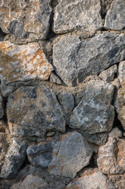 Kıbrıs 'ın kırsal kesimindeki doğal taş duvar sıcak güneş ışığı, kırsal doku ve geleneksel Akdeniz mimarisi ile yıkandı.