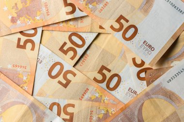 Avrupa parası, mali işlemler ve bankacılık sistemini temsil eden 50 avroluk banknotlara yakın çekim.