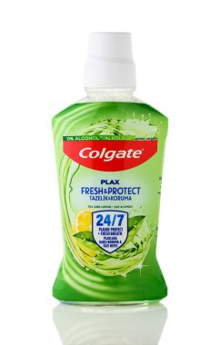 Gaziveren, Kıbrıs 06.14.2025 Temiz beyaz arka planda izole edilmiş bir şişe Colgate gargarası. Reklam, tasarım ve ticari kullanım için sözlü bakım ürünü fotoğrafı. Yüksek kalite fotoğraf