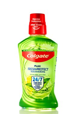Gaziveren, Kıbrıs 09.08.2025 Colgate Plax Taze Çay Şişesi, 500 ml, beyaz arka plan, diş bakımı ve ağız temizliği ürünleri izole edilmiş.