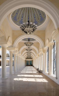 Kuzey Kıbrıs 'taki Suat Günsel Camii' nin sütunları ve kubbeleri, çağdaş İslami mimari tasarım ve kültür mirasını ön plana çıkarıyor..