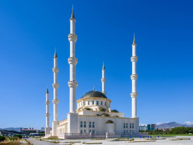 Kuzey Kıbrıs 'taki Suat Günsel Camii manzarası, çağdaş İslami mimari, minareler ve kültürel önemini vurguluyor.
