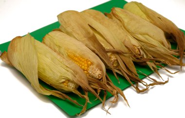 Beyaz arka planda fırında mısır.