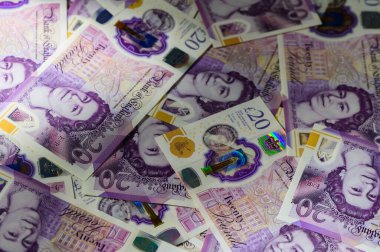 20 İngiliz sterlininin yığıldığı banknotlar para, finans, tasarruf ve İngiltere ekonomisini temsil eden finansal bir geçmiş oluşturuyor..