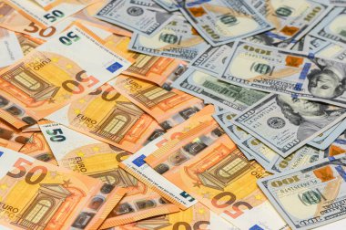 100 ABD Doları ve 50 EUR 'luk banknotların makro arka planı finans, ekonomi ve ticaret kavramları için tarafsız para dokusu olarak dağıtıldı.