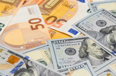 100 Amerikan doları ve 50 avroluk banknotlar dağıtıldı. Forx, borsa ve uluslararası ekonomi kavramları için finansal altyapı oluşturuluyor..