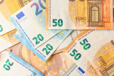 Avrupa para birimi, finans ve zenginliğini sembolize eden 5, 10, 20 ve 50 banknotluk dağınık avroluk banknotlara yakın plan.