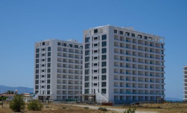 Kıbrıs kıyılarındaki Akdeniz manzaralı çağdaş yerleşim kuleleri.