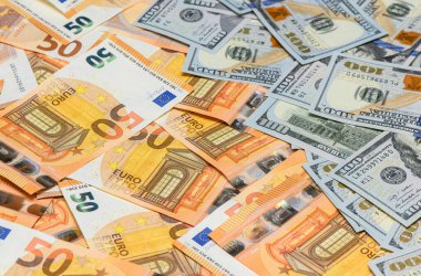 Dijital finans, engelleme zinciri ve kripto döviz yeniliğini vurgulayan 100 dolar ve 50 EUR 'luk banknotların yakın plan görüntüsü.