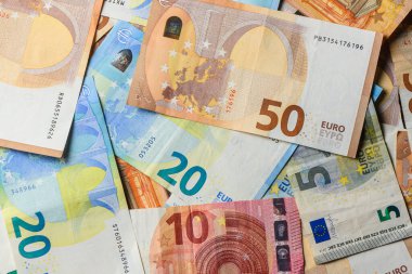 Avro banknotlarının makro çekimi 5, 10, 20 ve 50, kağıt para dokusu ve finansal konsepti gösteriyor.