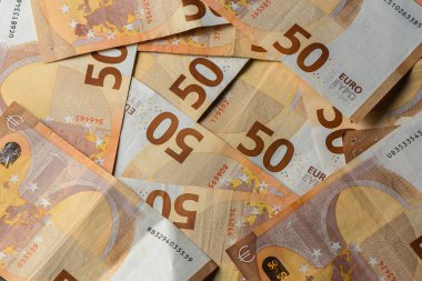 Avrupa 'da tasarruf, ticaret ve ekonominin simgesi olarak kullanılan 50 avroluk banknotların makro görünümü.