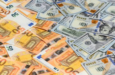 Küresel ekonomiyi, alım satımı ve kripto para artışını sembolize eden para arkaplanı olarak geleneksel 100 dolar ve 50 avro banknot keman parası.