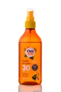  Gaziveren, Kıbrıs Rum Kesimi 09.21.2025 Berrak güneş kremi spreyi Cien Sun SPF 30, 250 ml şişe, yüksek koruma, hafif, ferahlatıcı, yüz ve vücut için mükemmel, şeffaf PNG arkaplan.