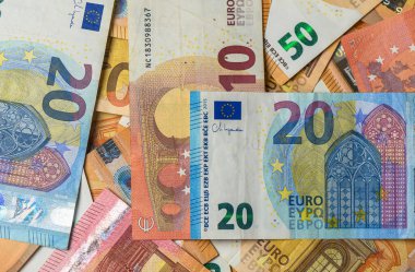 Avro banknotlarının 10, 20 ve 50 banknota yakın görüntüsü, Avrupa para biriminin detaylı dokusu, finans, tasarruf ve ekonomiyi sembolize eden...