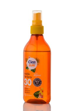 Gaziveren, Kıbrıs 09.21.2025 Sien Güneş Şeffaf Güneş Spreyi SPF 30 Yüksek Beyaz Arkaplan