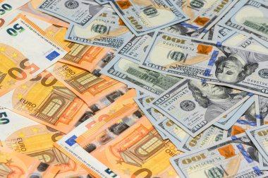 100 TL ve 50 EUR banknotlar rastgele bir masaya saçılmış finans, iş ve ekonomik temalar için uygun bir para arkaplanı oluşturur.