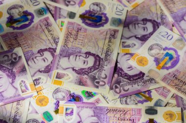 Birleşik Krallık 'ın birden fazla banknotu, finans, iş ve ekonomik büyümeyi temsil eden dokulu para arka planı olarak yayıldı.