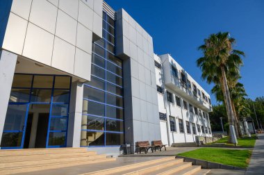 Kuzey Kıbrıs 'taki Lefke Avrupa Üniversitesi kampüsünün dış görünüşü. Modern üniversite binaları, yürüme yolları ve yeşillik, eğitim, mimari ve kampüs fotoğrafçılığı için ideal.