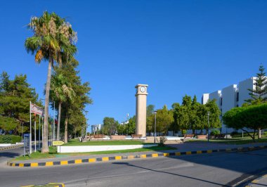 Kuzey Kıbrıs 'taki Lefke Avrupa Üniversitesi' nde modern binalar ve açık alanlar. Tasarım, seyahat ve eğitim projeleri için uygun ağaç ve geçitlere sahip doğal kampüs geçmişi.