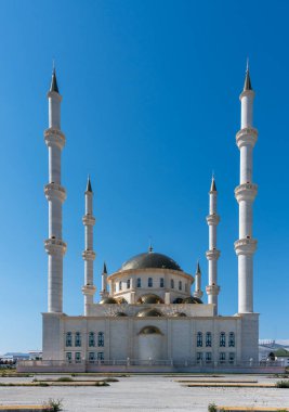 Kuzey Kıbrıs 'taki Suat Gunsel Camii' nin güzel manzarası. Beyaz kubbeli ve uzun minareli geleneksel cami seyahat, kültür ve mimari fotoğrafçılık için idealdir.. 