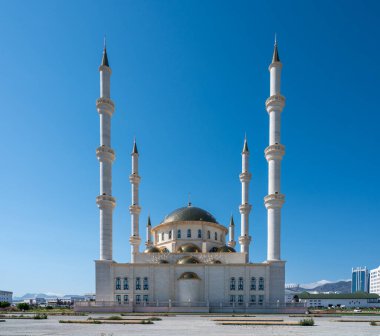 Kuzey Kıbrıs 'taki Suat Günsel Camii' nin dış manzarası. Gökyüzüne karşı dizilmiş kubbeleri ve minareleri olan geleneksel İslami mimari. Seyahat, kültür ve mimari projeleri için mükemmel..