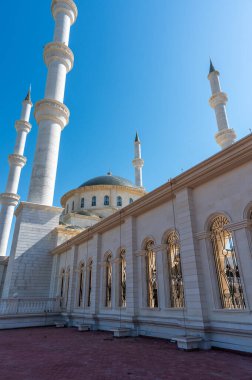 Kuzey Kıbrıs 'taki Suat Günsel Camii' nin detaylı mimari görüşü. Beyaz kubbeler ve uzun minareler, seyahat ve mimarlık projeleri için ideal geleneksel İslami tasarımı ön plana çıkardılar.