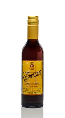 Gaziveren, Kıbrıs 09.12.2025 Agios Konstantinos Şarap Likörü beyaz zemin üzerinde izole edilmiş 15 375 ml şişe, premium Yunan alkollü içecek, etiketli zarif cam şişe, stüdyo ürünü shot.