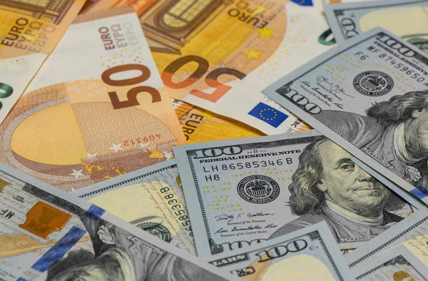 100 Amerikan doları ve 50 avroluk banknotlar dağıtıldı. Forx, borsa ve uluslararası ekonomi kavramları için finansal altyapı oluşturuluyor..