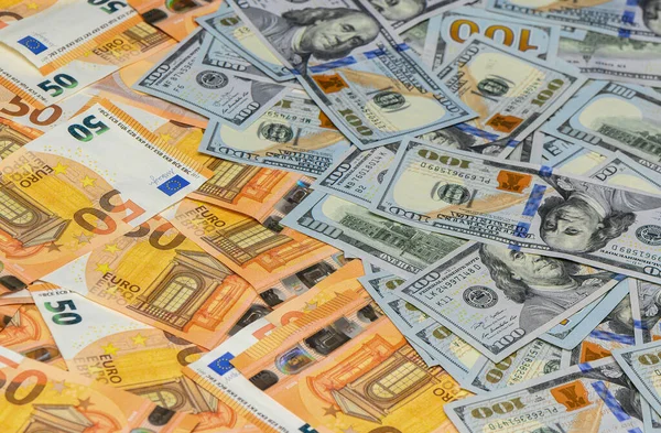 00 ABD Doları ve 50 EUR 'luk banknotlar, ticaret ve küresel ticareti temsil eden uluslararası finans ve ön plan olarak dağıtıldı.